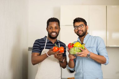 Mutfakta duran yakışıklı erkekler