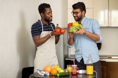 Mutfakta duran yakışıklı erkekler