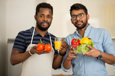 Mutfakta duran yakışıklı erkekler