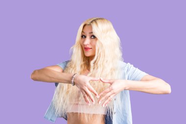 Stüdyo duvarına karşı izole iyi görünümlü güzel kadın Stüdyo çekim