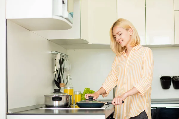 Mulher loira preparando o jantar — Fotografia de Stock