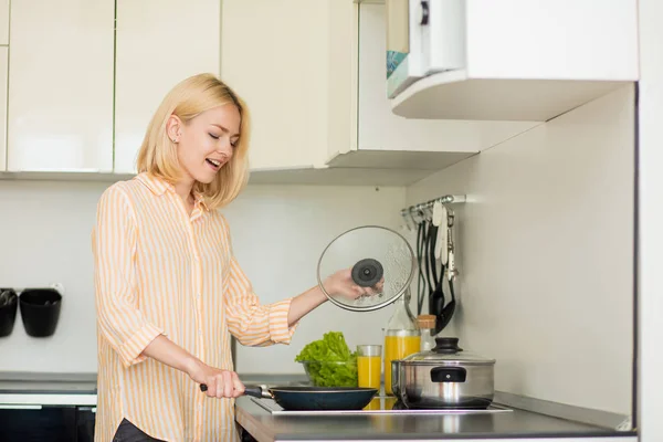 Blonde woman preparing dinner — Stock Photo, Image