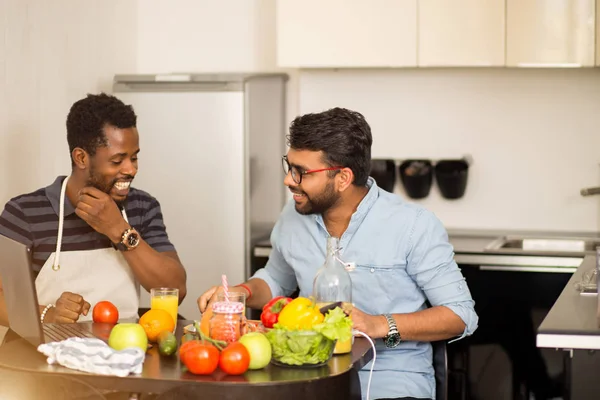 Dois homens usando laptop na cozinha — Fotografia de Stock