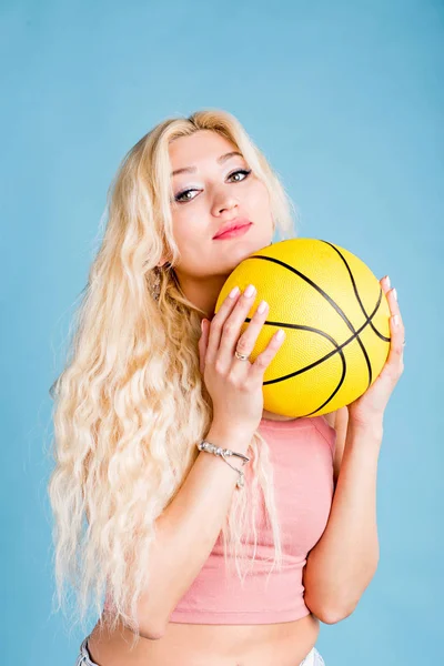 Junge Frau mit einem Basketball. — Stockfoto