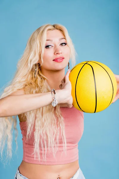 Jonge vrouw met een mand bal. — Stockfoto