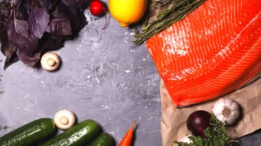 Baharat kekik, arugula ve kiraz domates sebze ve balık ile gri bir arka plan üzerinde servis, üst görünümü