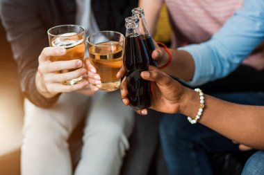 Ev partisi olan arkadaşlar ve toplantı kutlamak