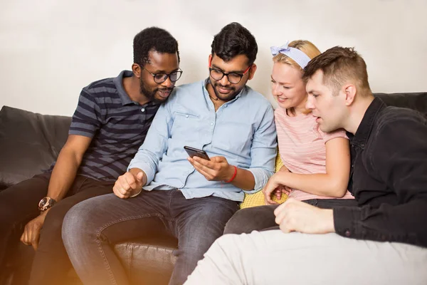 Amigos usando smartphone en casa — Foto de Stock