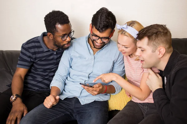 Amigos usando smartphone en casa —  Fotos de Stock