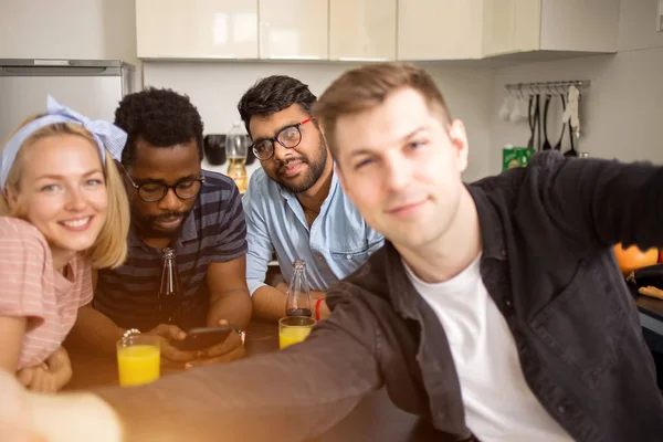 Multi-etnische vrienden nemen selfie in de keuken — Stockfoto