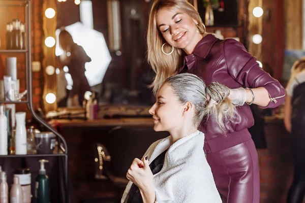 Jovem mulher feliz cliente em estúdio de beleza — Fotografia de Stock