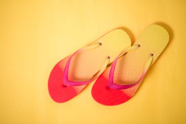 sarı arka planda plaj Flip flop