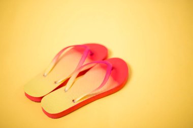 sarı arka planda plaj Flip flop