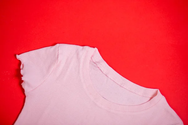 Camiseta sobre fondo rojo — Foto de Stock