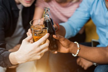 Ev partisi olan arkadaşlar ve toplantı kutlamak