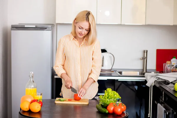 Jeune femme cuisine dans la cuisine — Photo