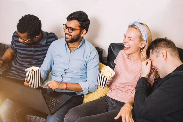 Un grupo de amigos usando el portátil y riendo — Foto de Stock