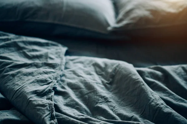 Blauwe lakens en kussens na nachtrust. — Stockfoto