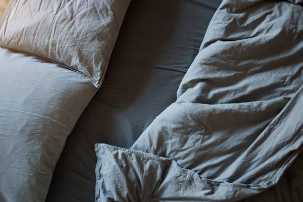 Draps et oreillers bleus après le sommeil de la nuit . — Photo