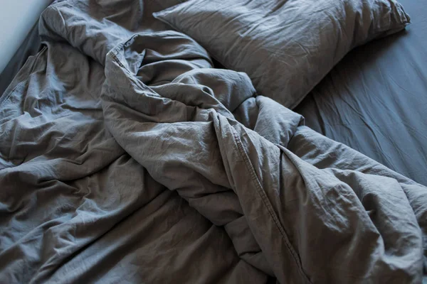 Blauwe lakens en kussens na nachtrust. — Stockfoto