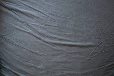 Mavi temalı yatak çarşafları ve yastıklar geceleri uyuduktan sonra dağılıyor..