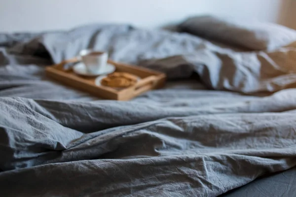 Goedemorgen. Ontbijt op bed — Stockfoto