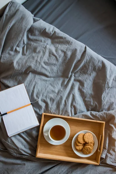 Bom dia. Pequeno-almoço na cama — Fotografia de Stock