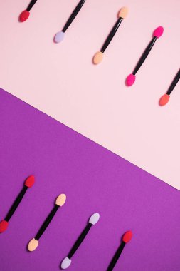 Renkli arka planda profesyonel makyaj fırçası