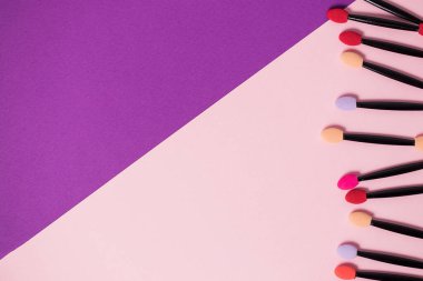 Renkli arka planda profesyonel makyaj fırçası