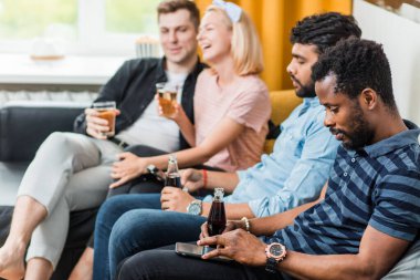 birlikte evde televizyon izlerken arkadaş grubu