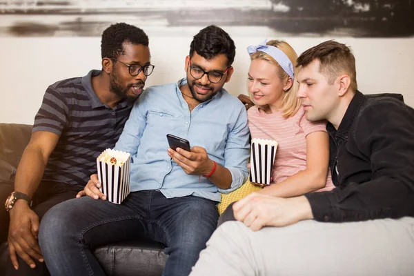 Amigos usando smartphone en casa — Foto de Stock