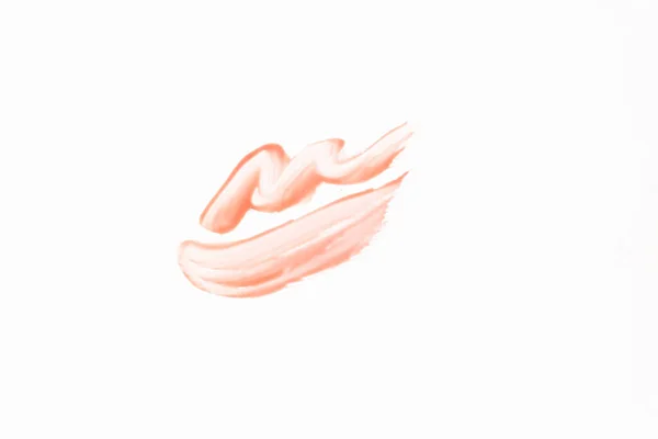 Primo piano di un rossetto sbavato su sfondo bianco — Foto Stock