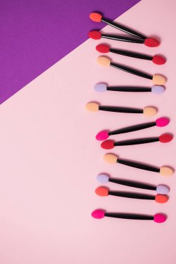 Renkli arka planda profesyonel makyaj fırçası