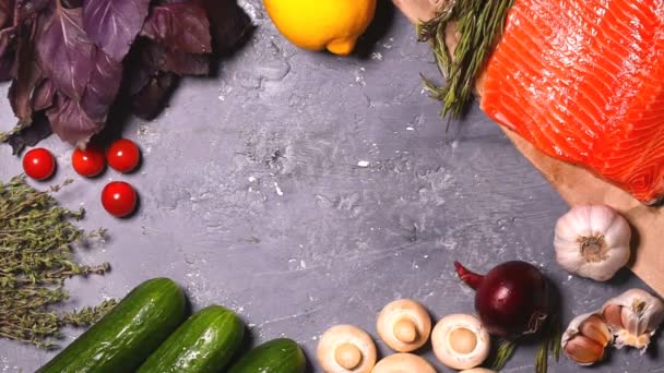 Kruidentijm, arugula en kerstomaten geserveerd op een grijze achtergrond met groenten en vis — Stockvideo