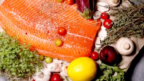 Смажений лосось з овочами на білій тарілці — стокове відео