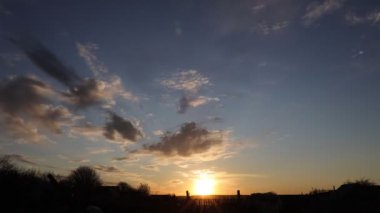 Bulutlar gün batımında kaybolur