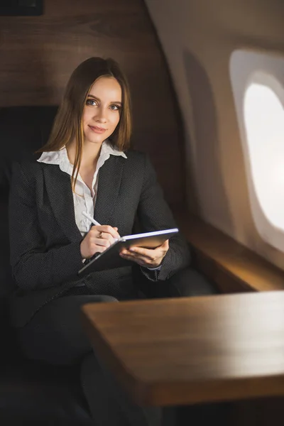 Mujer Muy Joven Emprendedora Que Trabaja Tableta Avión Privado Retrato — Foto de Stock