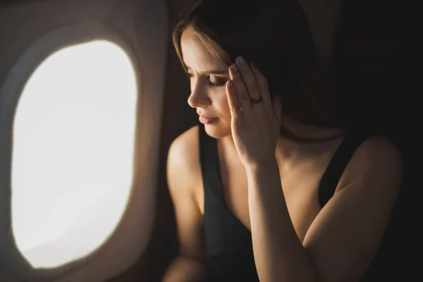 Özel jette çekici bir kadın.