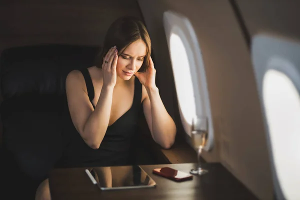 Aantrekkelijke vrouw in prive jet — Stockfoto