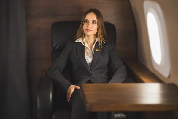 Belle Femme Affaires Caucasienne Assise Dans Siège Confortable Dans Avion — Photo
