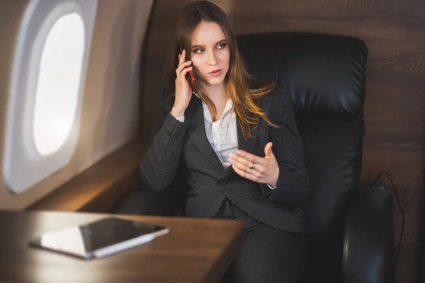 Alegre Señora Negocios Pelo Castaño Feliz Blusa Blanca Traje Formal — Foto de Stock