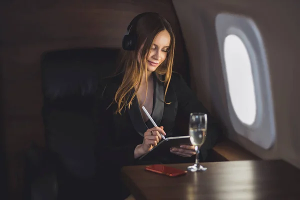 Attraktive Geschäftsfrau Mit Digitalem Tablet Privatflugzeug Schöne Kaukasische Junge Frau — Stockfoto