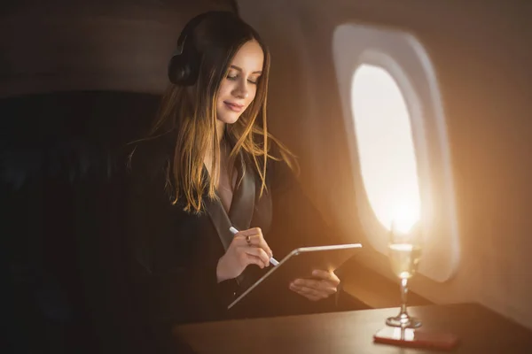 Aantrekkelijke Zakenvrouw Met Behulp Van Digitale Tablet Prive Vliegtuig Mooie — Stockfoto