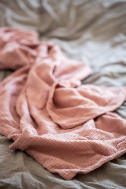 Güzel pembe kumaş, battaniye, yatakta kumaş. Kumaş, tekstil, kıyafet kavramları
