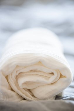 Gri arkaplanda güzel beyaz muslin kumaş. Kumaş, tekstil, kıyafet kavramları