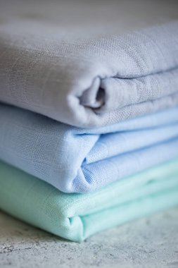 Masadaki nane, mavi ve gri muslin kumaş, yakın plan. Kumaş, tekstil, kıyafet kavramları