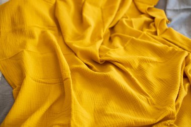 Güzel hardal kumaşı, üst manzara. tekstil, giyim konseptleri yakın çekim