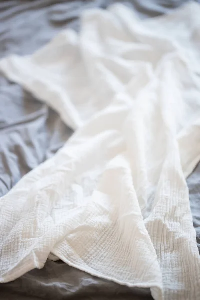 Μωρό Νεογέννητο Λευκό Κουβέρτες Γκρι Φόντο Closeup — Φωτογραφία Αρχείου