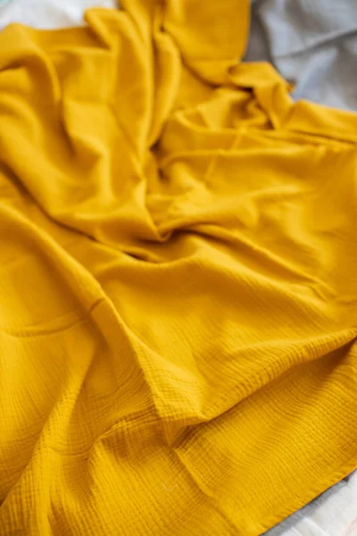 Prachtige Mosterd Mousseline Stof Bovenaanzicht Textiel Kleding Concepten — Stockfoto