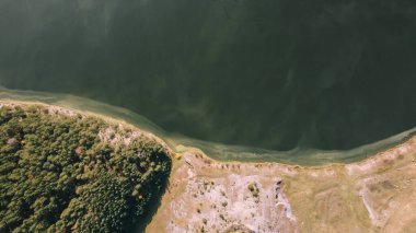 İnsansız hava aracının gölü. Dağdaki yeşil ağaçlar